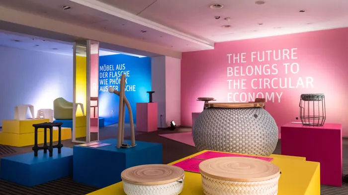 Die Designmonat-Ausstellung „Fantastic Plastic“ will ein Bewusstsein für den Wert des Rohstoffs Plastik schaffen: Plastik genieße keinen guten Ruf, wenn es um Umwelt- und Klimaschutz geht, doch das zu Unrecht: Was Plastik problematisch mache, sei seine falsche Entsorgung, heißt es.