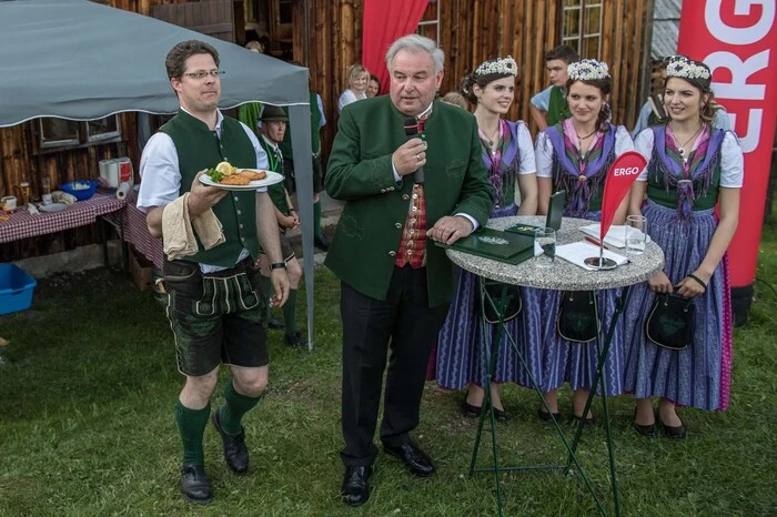 ... Schnitzel, serviert vom Narzissenfest-Obmann Christian Seiringer und LH Hermann Schützenhöfer höchstpersönlich ...