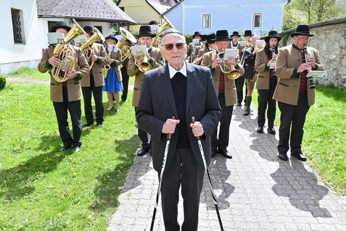 In der überfüllten Kirche waren auch die größten Vereine von Kalwang mit dabei, der Schützenverein, die Freiwillige Feuerwehr, die Berg- und Naturwacht, der Gesangsverein, der Musikverein, der Kirchenchor - und eine große Anzahl der Bevölkerung von Kalwang und des Pfarrverbandes Liesingtal.