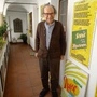 Bruno Huber im Arkadengang der Galerie Rosa