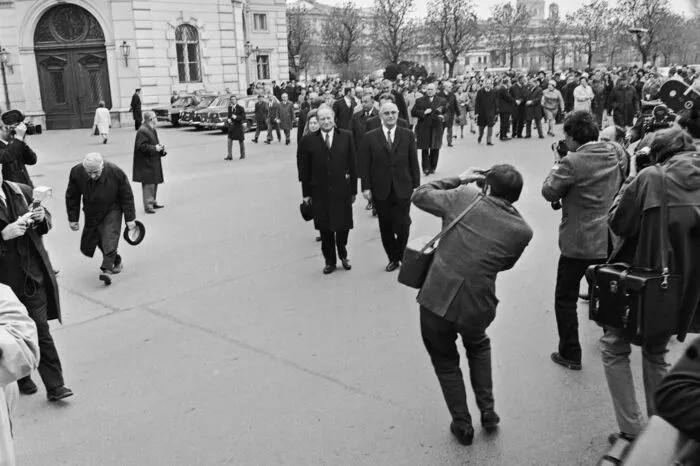 Die Regierung Kreisky wird angelobt. Gang zur Hofburg, 1970.