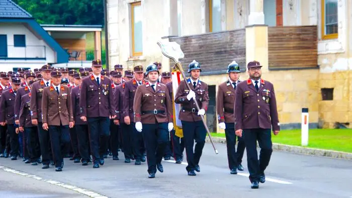 Das Jubiläumsfest begann mit dem Einmarsch der Wehren