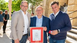 Erwin Figge bekam von Wirtschaftskammer-Direktor Meinrad Höfferer und -Präsident Jürgen Mandl die silberne Ehrenmedaille der Wirtschaftskammer Kärnten