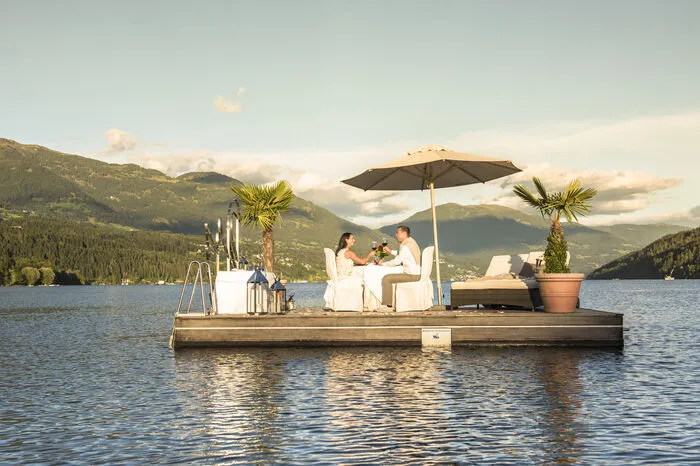 Das „Dinner for 2“ wird von Koller`s Hotel****SUPERIOR in Seeboden ausgerichtet. Von dort transportiert ein Motorboot die Dinnergäste bei Sonnenuntergang zum einzigen Tisch im Millstätter See.