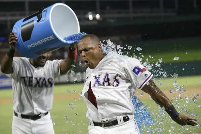Für Adrian Beltre von den Texas Rangers gab es nach dem 7:6-Erfolg über die Houston Athletics eine Eisdusche.