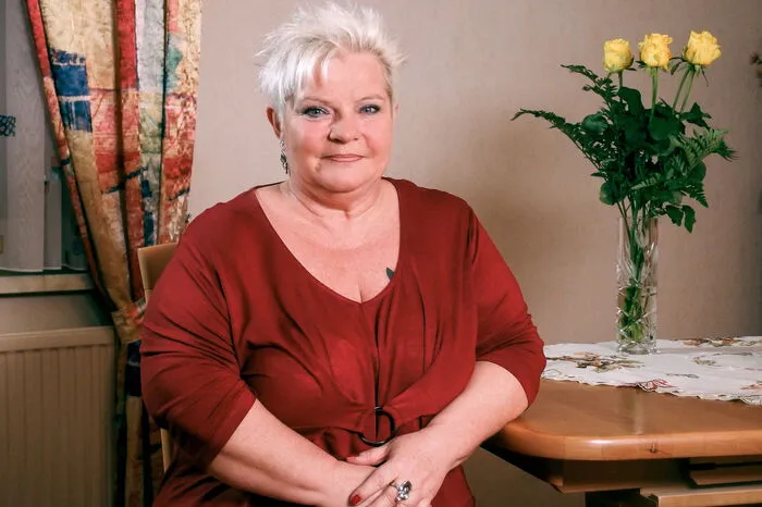 Susi, 55-jährige Beamtin aus Wien 11, ist seit 16 Jahren Single. „Das ist eine verdammt lange Zeit.“ Sie ist Mutter und Alleinerzieherin eines mittlerweile 19- jährigen Sohnes und war nie verheiratet. Susi träumt von einem Mann mit „Herz, Hirn und Humor“. Er soll „temperamentvoll sein und auch gerne jünger als ich.“ Die Beamtin, die selbst nur 1,51 Meter groß ist, wünscht sich einen 1,75 bis 1,85 Meter großen Partner, der ihr eine Schulter zum Anlehnen anbietet. „Ich bin für alles offen. Ich kann auch zu einer Raubkatze werden.“ Und „Sexualität sollte für den neuen Partner auf keinen Fall ein Fremdwort sein“.