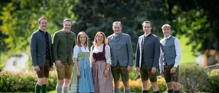 Karola und Peter Fasching (Mitte) mit ihren Kindern