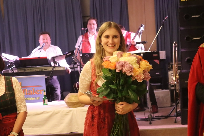 Die Rosenkönigin des St. Andräer Bauernball 2024 konnte sich - neben den 51 Rosen - über einen Trachtengutschein vom Lagerhaus Lavanttal freuen.