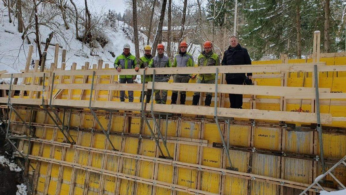 Mitarbeiter der Wildbach- und Lawinenverbauung mit Bürgermeister Astner beim Plonbach