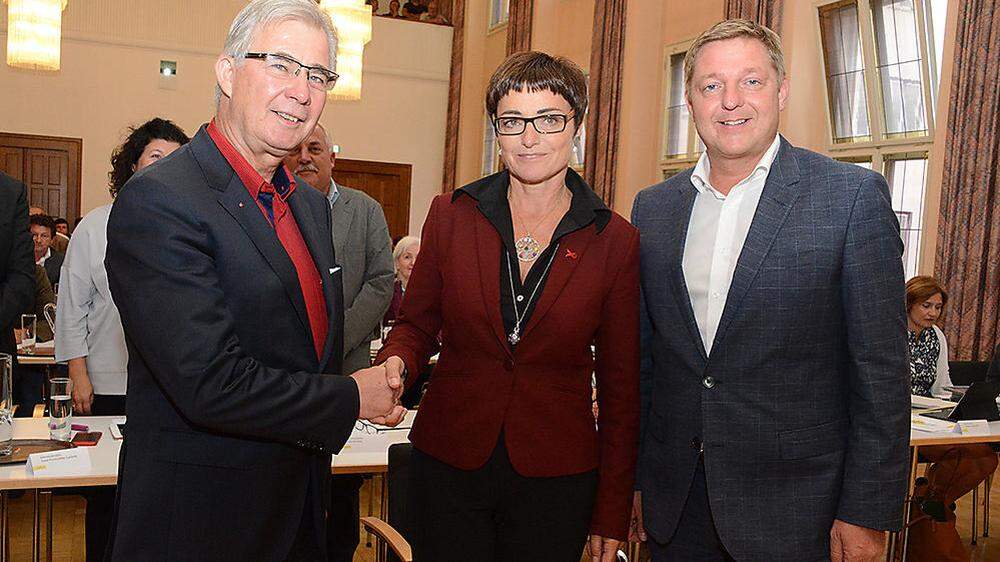 Der neue Stadtrat Harald Sobe (links) mit Landeshauptmann-Stellvertreterin Beate Prettner und Bürgermeister Günther Albel 
