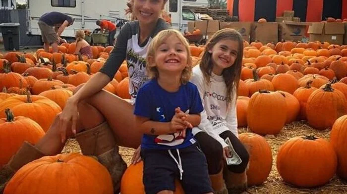 Welcher Kürbis wird es wohl werden? Das Model Alessandra Ambrosio sucht mit seinen Kids die geeignete Dekoration für Halloween aus.