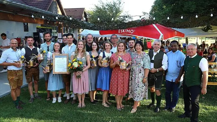 Dass man in Raabau bei Feldbach Feste zu feiern versteht, bewies die Landjugend, die ihr zwanzigjähriges Bestehen beging. Bürgermeister Josef Ober ehrte die umfangreiche Jugendarbeit mit der Übergabe einer Ehrenurkunde.
