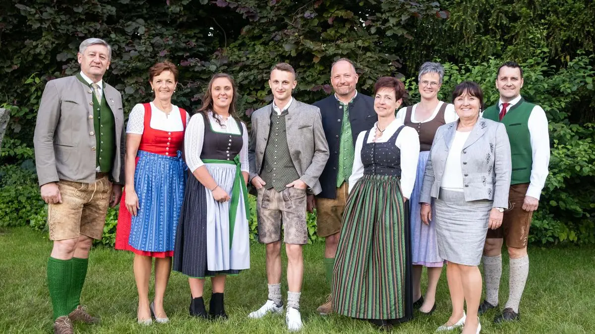 V.l.n.r.: Eduard Zentner (Präsident Landarbeiterkammer Steiermark), Maria Pein (Vizepräsidentin Landwirtschaftskammer Steiermark), Jasmin Liebmann, Dorian Gogg,<strong> </strong>Markus Lanz (ARGE-Meister:innen Obmann), Theresia Harrer (ARGE Meister:innen-Sprecherin), Viktoria Brandner (Landesbäuerin), Manuela Khom (Landtagspräsidentin), Franz Heuberger (Geschäftsführer Lehrlings- und Fachausbildungsstelle)