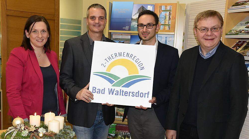Jörg Pfeifer (2. von rechts) mit Heidi Schlögl vom Tourismusverband, Thermendirektor Gernot Deutsch und Bürgermeister Josef Hauptmann