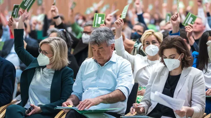 Werner Kogler wurde beim Bundeskongress in Villach als Parteichef bestätigt. 300 Delegierte waren anwesend.