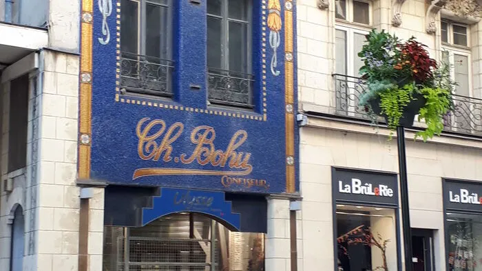 Das Süßwarengeschäft "Les Rigolettes nantaises" befindet sich in der Altstadt. Die blauen Mosaiksteine und die bunte Auslage lädt zum Verkosten der traditionellen Rigolettes oder klassischen Berlingots ein. 