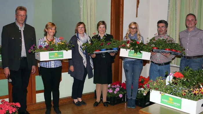 Bürgermeister Wolfgang Rosenkranz mit erfolgreichen "grünen Daumen" am 2. Mai.