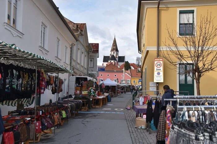 Vom Hauptplatz bis zum oberen Ende der Anna-Neumann-Gasse waren die "Standl" aufgestellt.