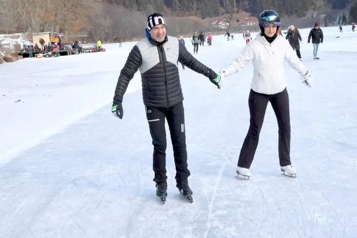 Was heutzutage eher selten ist: Für das Eislaufen am Goggausee ist kein Eintritt zu bezahlen! 