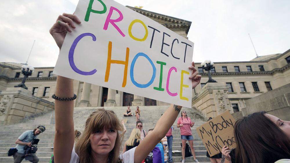 In den USA demonstrieren Frauen gegen das Urteil des Supreme Court.