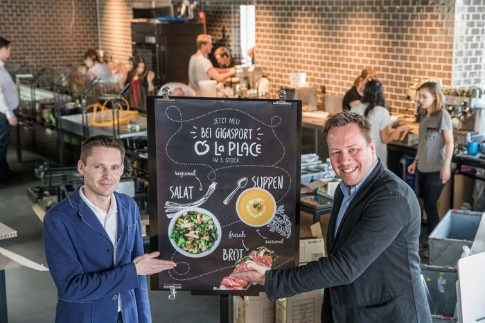 Doch es sei Zeit für etwas Neues gewesen, so K&amp;Ö-Vorstand Thomas Böck (r.), hier mit Restaurantleiter Christian Wolf.