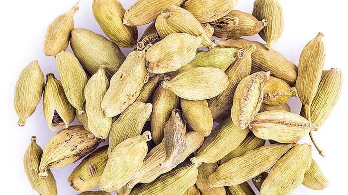 Kardamom hat unter anderem verdauungsfördernde Wirkung und wird gerne gegen Blähungen eingesetzt. Im arabischen Raum wird Kardamomals Kapsel, aber auch als Pulver gerne dazu genutzt, den Kaffee zu verfeinern.