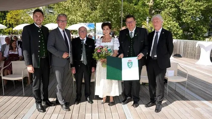Kurhaus-Geschäftsführer Daniel Freismuth, Landeshauptmann Christopher Drexler, Eigentümerfamilie Erwin und Anita Müller, Kurhaus-Geschäftsführer Jörg Siegel und Kurhaus-Geschäftsführer Peter Hochleitner (v.l.) bei der Verleihung des Steirischen Landeswappens