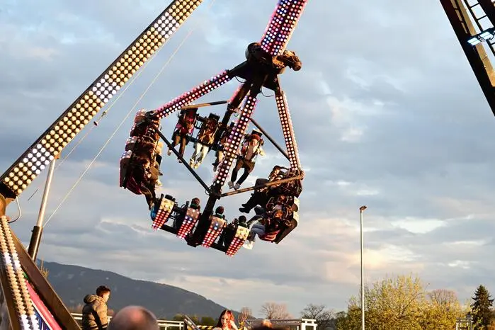 Reger Andrang herrschte auch bei den diversen Fahrgeschäften und den vielen Genussständen. Bei gutem und trockenem Frühjahrswetter ging es dann bis zum späten Abend vergnügt weiter. Alles in allem, ein Frühlingsfest wie es sein sollte!