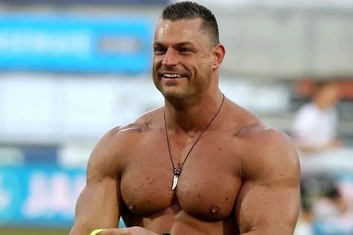 Mister Universe Klaus Drescher: Ich bin glücklich, wenn ich nach Hause komme und meine Chihuahua-Hündin „Wusi“ mich schon an der Wohnungstüre begrüßt. Den unbändigen Willen zu siegen und ständig weiterzukommen, was ein anstrengendes Laster sein kann, werde ich niemals aufgeben.
