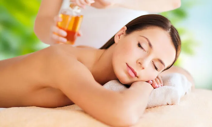 Unter Aromatherapie versteht man die kontrollierte Anwendung von naturreinen ätherischen Ölen therapeutisch wirksamer Pflanzen zur Erhaltung der körperlich seelischen Gesundheit