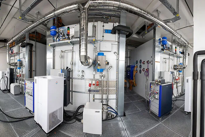 In den drei Klimakammern werden die Batterien bei Temperaturen von minus 40 bis plus 90 Grad Celsius getestet.