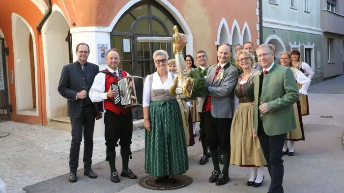 Wenn die Freyung am Hauptplatz von St. Veit zu sehen ist, ist es bis zur Eröffnung des Wiesenmarktes nicht mehr weit. Denn einem uralten Brauch zufolge wird das Marktzeichen 14 Tage vor Wiesenmarktbeginn im Zentrum der Stadt aufgestellt.