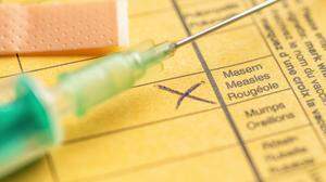 Die Masern-Impfung wird in Österreich als Dreifach-Impfung verabreicht: Masern-Mumps-Röteln (MMR)