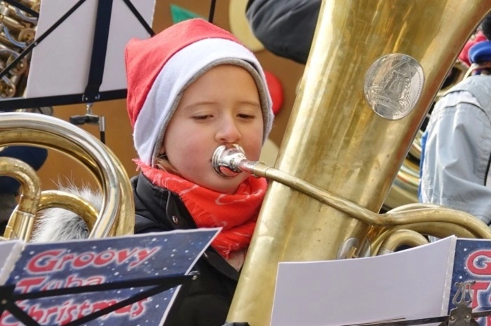 Als jüngste spielte die 8-jährige Anna-Sophie mit Begeisterung und Können auf ihrer F-Tuba.