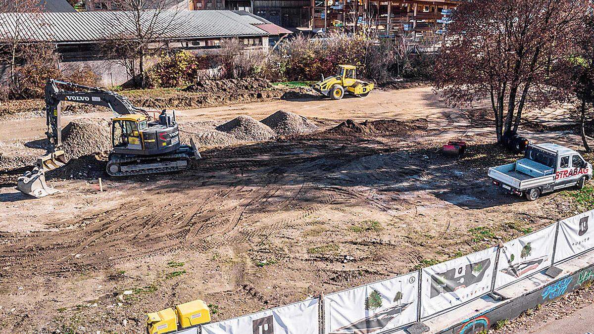 Die Bagger rollten auf dem Areal des alten Hallenbades in Spittal an