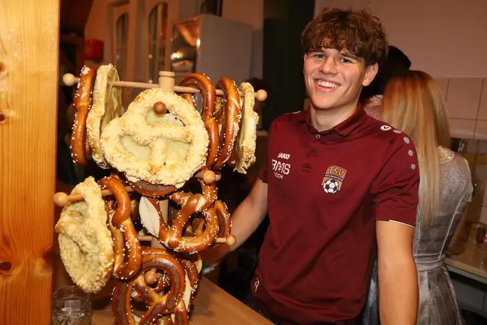 Begeistert waren die Besucher von den warmen Oktoberfestbrezen und den unterschiedlichen Biermischungen.