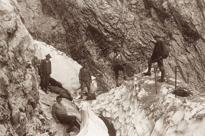 Einsatzkräfte des Alpinen Rettungsdienstes Gesäuse im Rahmen von Bergungen in den Jahren 1927 ...