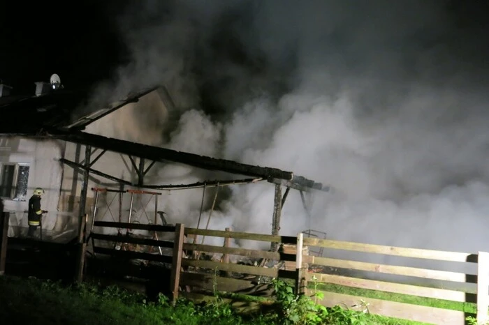 Eine Garage hatte Feuer gefangen.