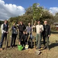 Peter Freydl, (Fachschulleiter), Bernd Kaimbacher (Lehrer), Hannes Meißel (Arge-Obmann-Stv.) und Johannes Schantl (Arge-Obmann, v. l.) mit Schülern vor einem jungen und jenem Kastanienbaum, der anlässlich der Arge-Gründung vor 20 Jahren gesetzt wurde