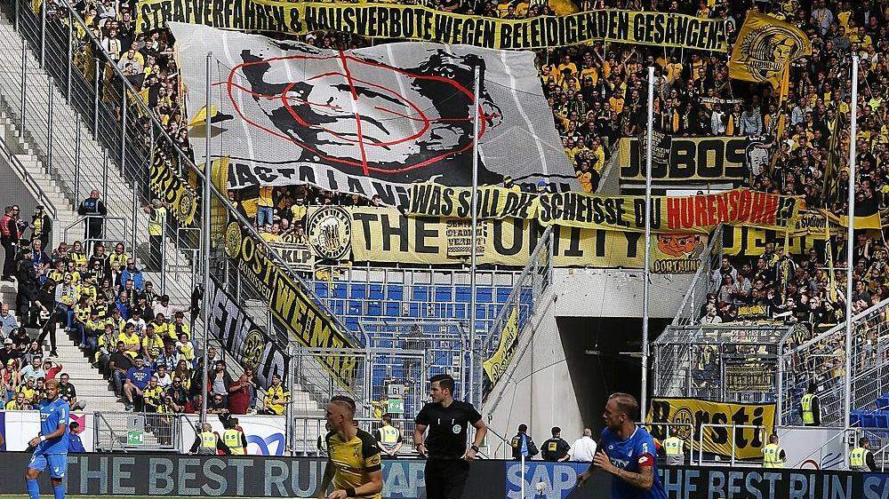 Die Plakate der Dortmund-Anhänger