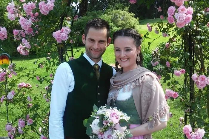 Beim Gasthaus Wassermann am Reinischkogel sowie in der Schlosskirche Stainz feierten Julia Oberländer und Thomas Kügerl am 29.Juni 2019 ihre standesamtliche sowie kirchliche Trauung. Getafelt haben die beiden Weststeirer (sie stammt aus Stallhof, er aus St. Stefan) mit ihren Hochzeitsgästen dann beim Stieglerhaus.