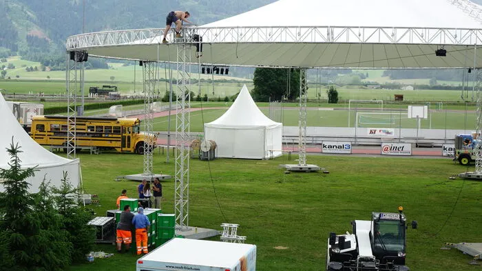 Die letzten Handgriffe werden getätigt. (Fast) alles ist bereit für das Schlager- und Volksmusikfestival im Sportzentrum Zeltweg.