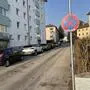 Man sieht eine Wohnstraße mit parkenden Autos. Im Fokus ist auch ein Halte- und Parkverbot im rechten Drittel des Bilds