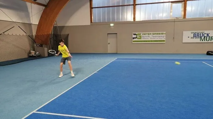 In Bruck dürfen einige Tennisspieler mit Sondergenehmigung trainieren