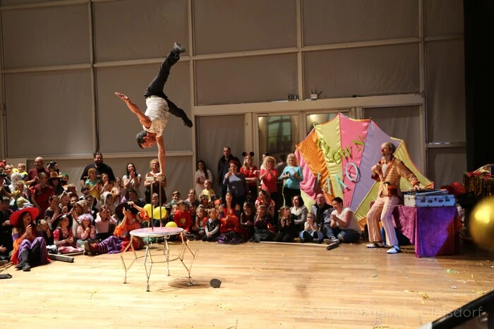 Kinderschminken, Kinder-Tattoos, Basteln und Malen, Farbschleuder, Steckenpferdrennen, Fotoecke, Spielzeugmarkt Gungl-Glücksrad, Kinderdisco mit DJ Hasi und stündlich besondere Auftritte der Jakotopia-Künstler sorgten auch für ein buntes und spaßiges Rahmenprogramm. 
