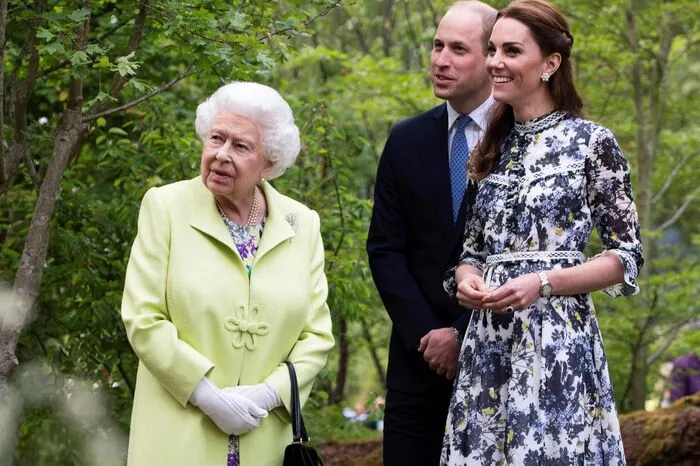 Auch Prinz William lässt sich diese Privatführung nicht entgehen.