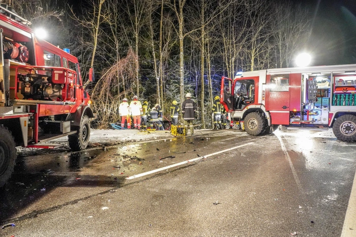 Durch den Zusammenstoß wurde der Mann in seinem Fahrzeug eingeklemmt und von der Feuerwehr geborgen.