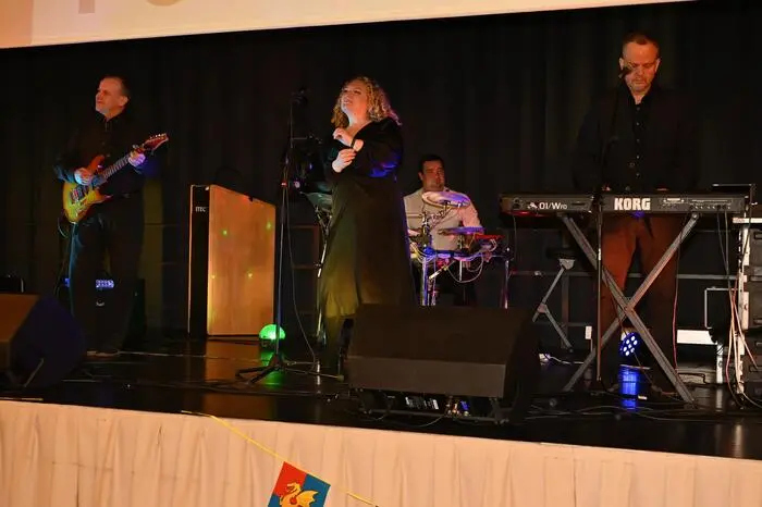 Für beste Unterhaltung im Ballsaal sorgte die Band „Black and White“.