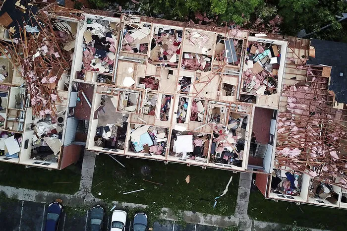 Zahlreiche Menschen wurden verletzt, rund fünf Millionen Einwohner waren ohne Strom, wie Behördenmitarbeiter am Dienstag sagten. In der Stadt Dayton beschädigte der Tornado Häuser und entwurzelte Bäume.  