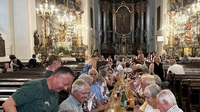 Wenn der Duft von Gegrilltem und Gebratenem durch das Fürstenfelder Gotteshaus zieht, die Stadtkapelle Fürstenfeld sich vor dem Altar aufbaut und Gläubige an Brauhaustischen Platz nehmen und sich die Köstlichkeiten gut schmecken lassen – dann ist Pfarrfest 2026 in Fürstenfeld.